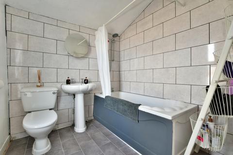 2 bedroom maisonette to rent, Banstead Road Caterham CR3