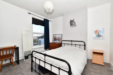 2 bedroom maisonette to rent, Banstead Road Caterham CR3