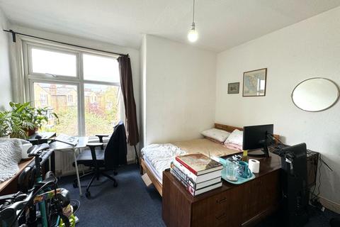 4 bedroom flat to rent, Middle Lane, Crouch End