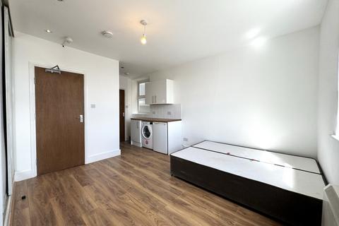 Studio to rent, Tottenham Lane, Crouch End N8
