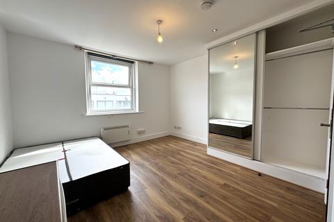 Studio to rent, Tottenham Lane, Crouch End N8