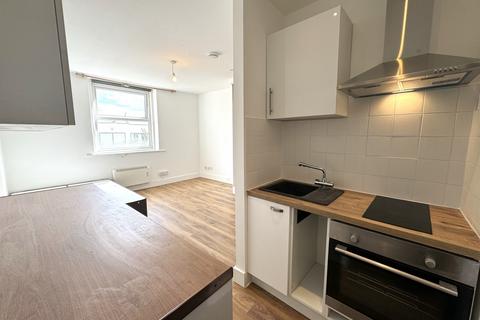 Studio to rent, Tottenham Lane, Crouch End N8