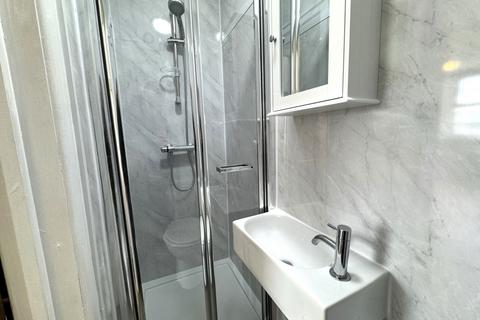 Studio to rent, Tottenham Lane, Crouch End N8