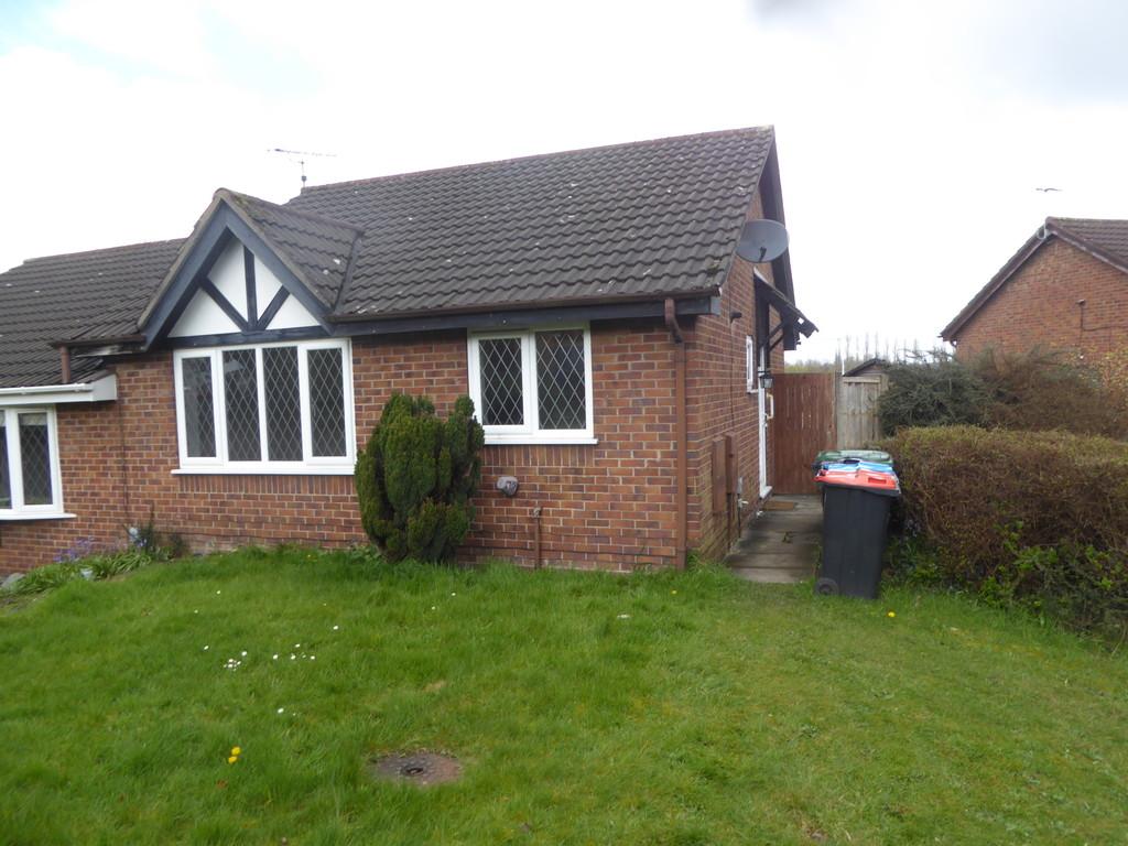 Mulberry Rise, Firdale Park 2 bed semidetached bungalow £750 pcm (£