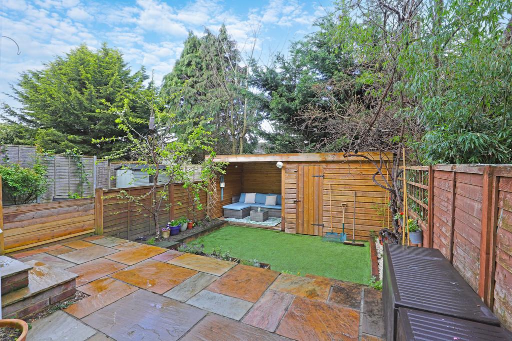 Chingford Lane, Woodford Green 2 bed apartment for sale £400,000