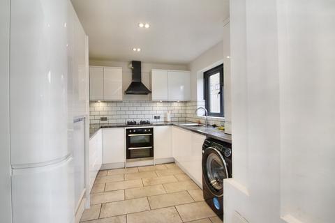 3 bedroom semi-detached house to rent, Greenstead Avenue, WOODFORD GREEN