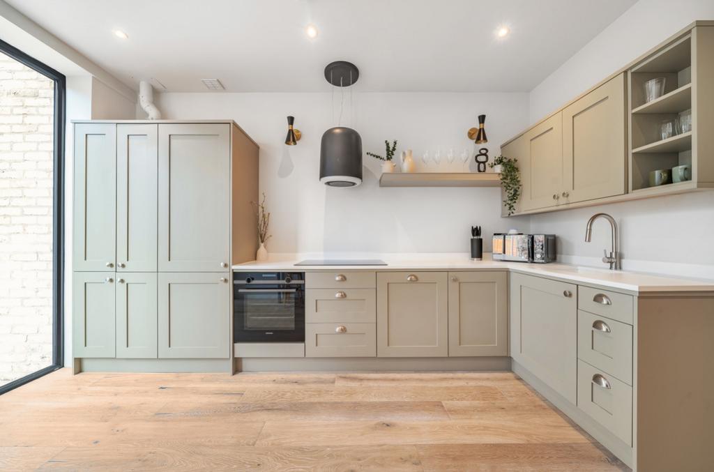 1096083 (18)