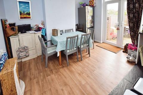 94 Attwyll Avenue, Exeter, EX2 5HW