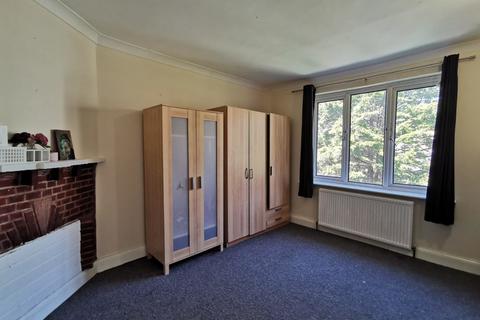 2 bedroom maisonette to rent, Oak Tree Dell, London