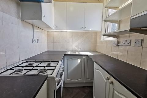 2 bedroom maisonette to rent, Oak Tree Dell, London