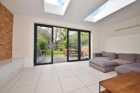 11 Erncroft Way, Twickenham, TW1 1DA
