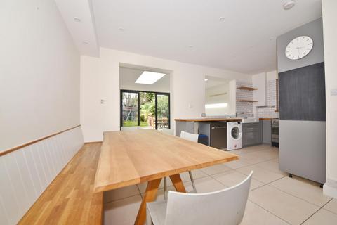 11 Erncroft Way, Twickenham, TW1 1DA