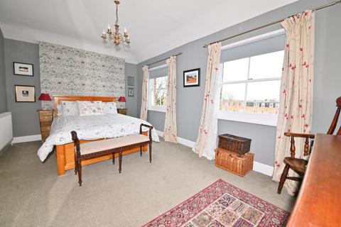 4 Cranmer Road, Hampton Hill, Hampton, TW12 1DW