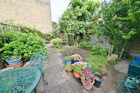4 Andover Road, Twickenham, TW2 6PD