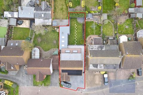 52 Tindall Close, Romford, RM3 0PB