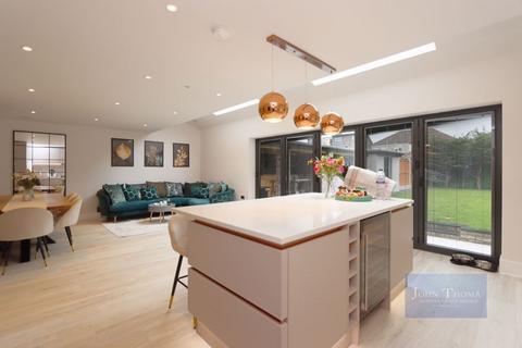 52 Tindall Close, Romford, RM3 0PB