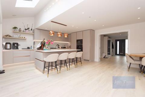 52 Tindall Close, Romford, RM3 0PB