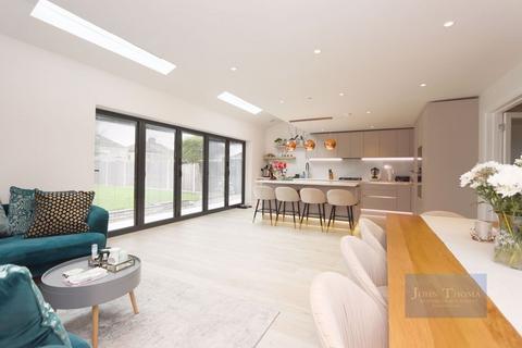 52 Tindall Close, Romford, RM3 0PB