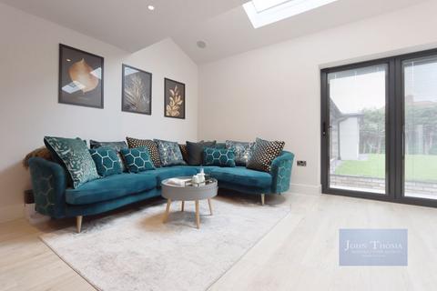 52 Tindall Close, Romford, RM3 0PB