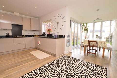 3 bedroom townhouse for sale, Woodland Close, Godalming