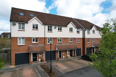 3 bedroom townhouse for sale, Woodland Close, Godalming