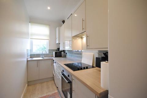 2 bedroom apartment for sale, Dawlish Drive, Leigh-On-Sea SS9