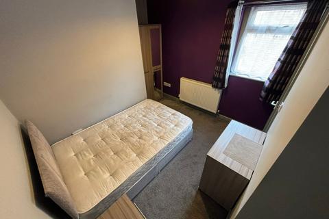 1 bedroom in a house share to rent, Doncaster Road, Kendray