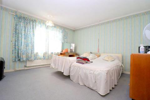 2 bedroom detached bungalow for sale, Hill Close, Warden Hills, Luton, Bedfordshire, LU3 2DS