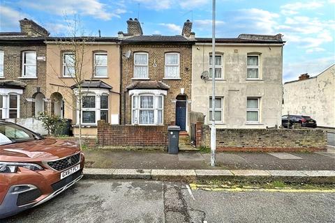 3 bedroom house to rent, Hall Road, Stratford