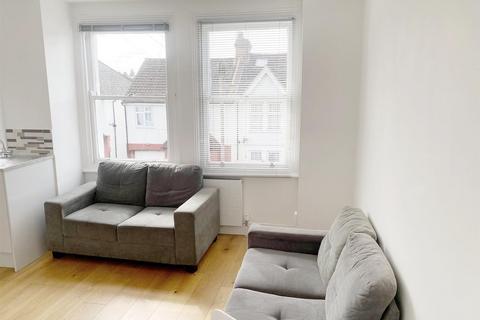 2 bedroom flat to rent, Russell Road, London