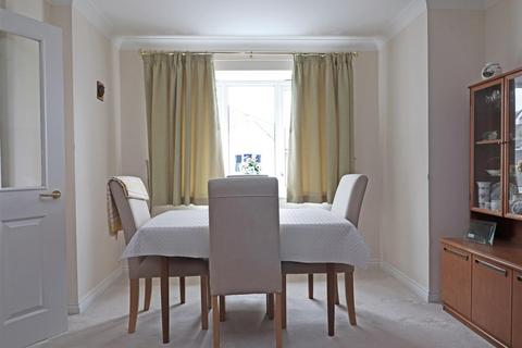 2 bedroom flat for sale, Ladbroke Road, Redhill