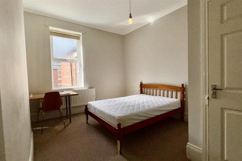5 bedroom maisonette to rent, Mayfair Road, Newcastle Upon Tyne