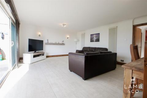 37 Eastern Promenade, Point Clear Bay, Clacton-on-sea, CO16 8LG