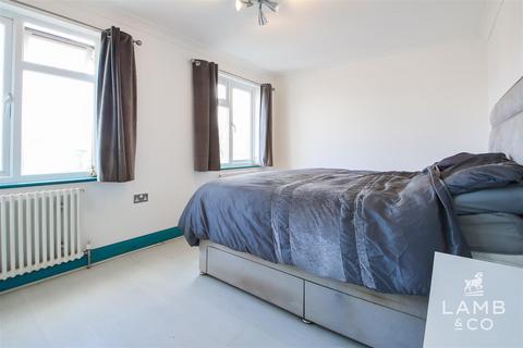 37 Eastern Promenade, Point Clear Bay, Clacton-on-sea, CO16 8LG