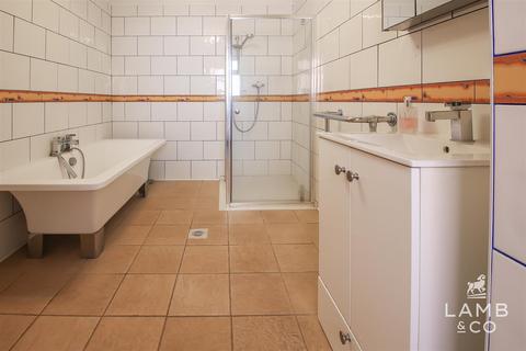 37 Eastern Promenade, Point Clear Bay, Clacton-on-sea, CO16 8LG