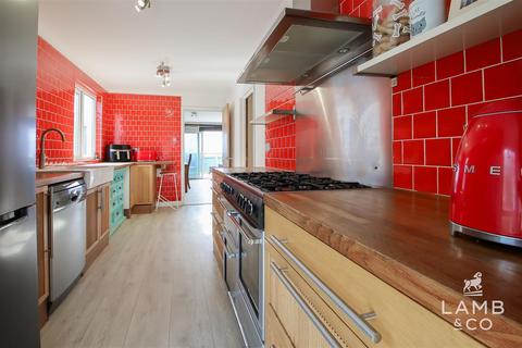 37 Eastern Promenade, Point Clear Bay, Clacton-on-sea, CO16 8LG