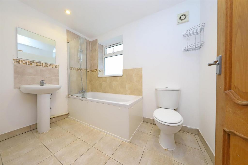 Nicholas james spears walk bathroom .jpg