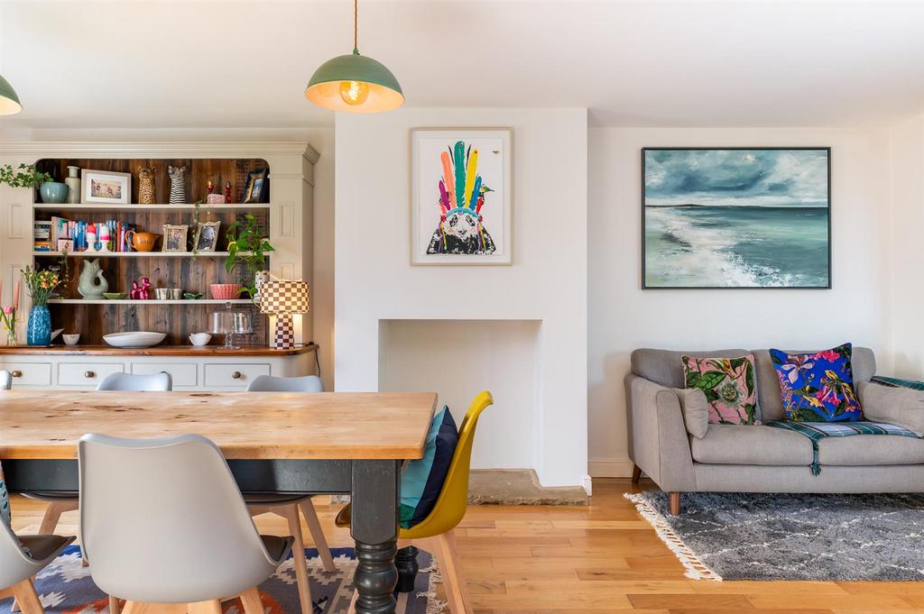 Kitchen/dining/living area