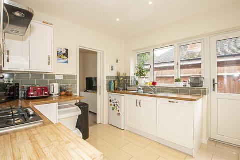 3 bedroom detached bungalow to rent, The Wharf, Fenny Stratford, Milton Keyes