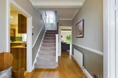 4 bedroom detached house for sale, Briton Hill Road, South Croydon