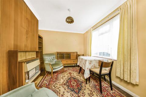 6 Stuart Close, Windsor, SL4 5NU