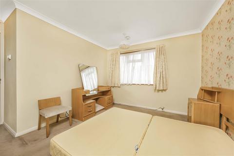 6 Stuart Close, Windsor, SL4 5NU