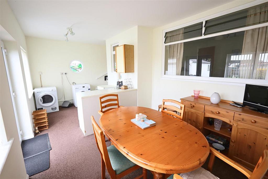 Dining/utility room