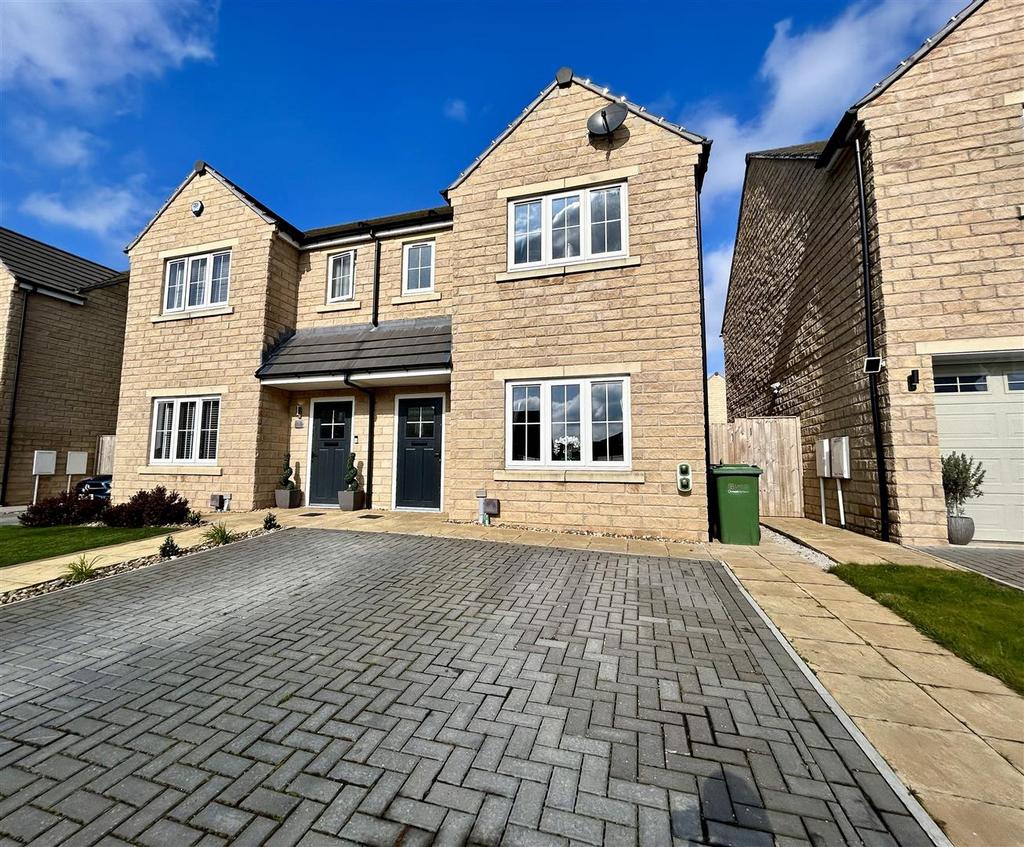 Merton Fields, Kippax, Leeds 3 bed semidetached house for sale £285,000