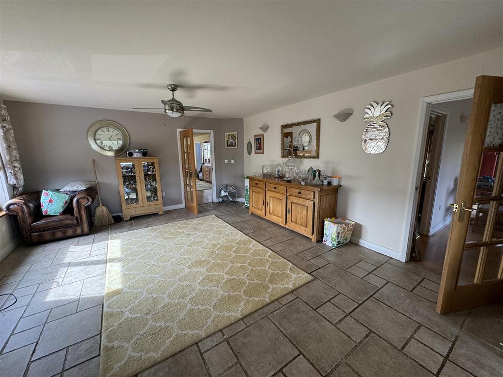 Kitchen dining room 2.jpg