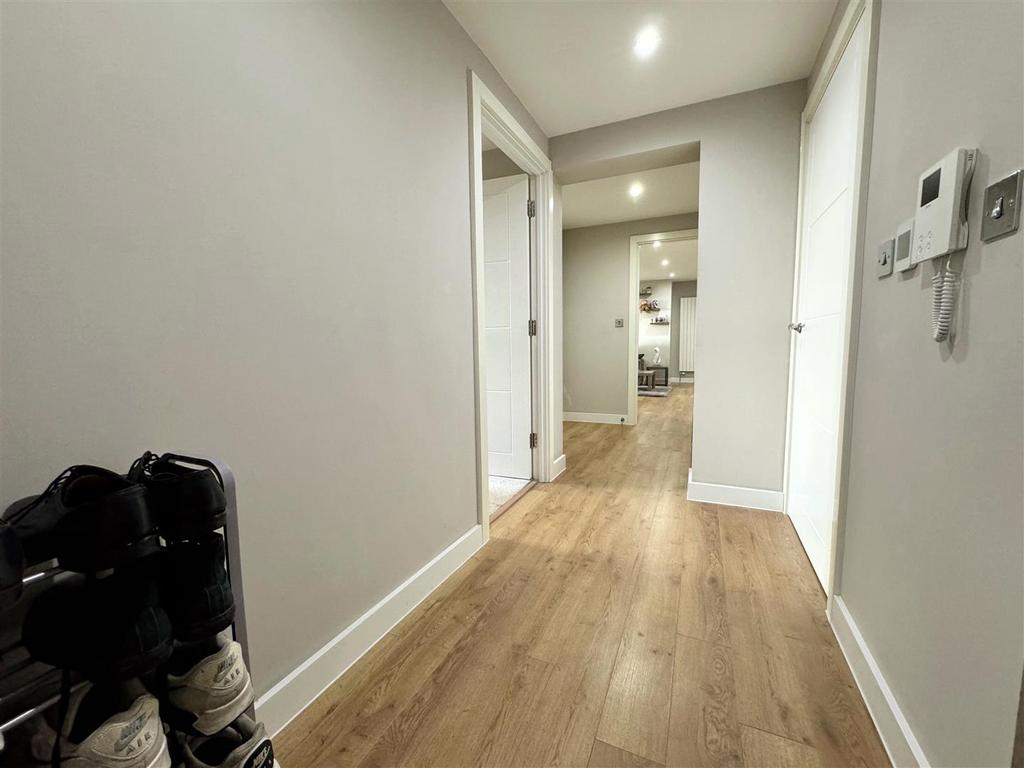 Hallway 1.jpeg