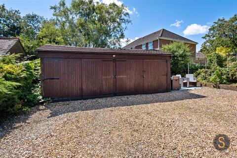 4 bedroom semi-detached house for sale, Chesham Road, Wigginton