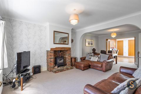 4 bedroom semi-detached house for sale, Chesham Road, Wigginton