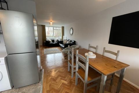 2 bedroom apartment to rent, Melrose Avenue, Colchester Court