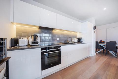 3 bedroom apartment for sale, James Cook Building, Royal Wharf E16